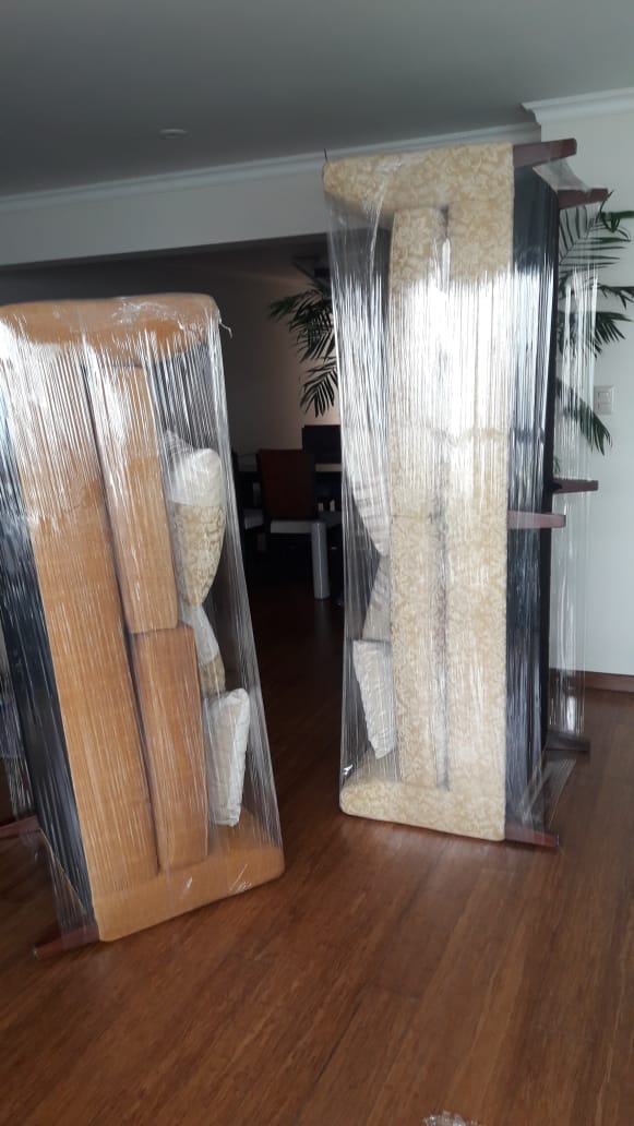 Un par de cajas encima de un suelo de madera en una sala de estar.