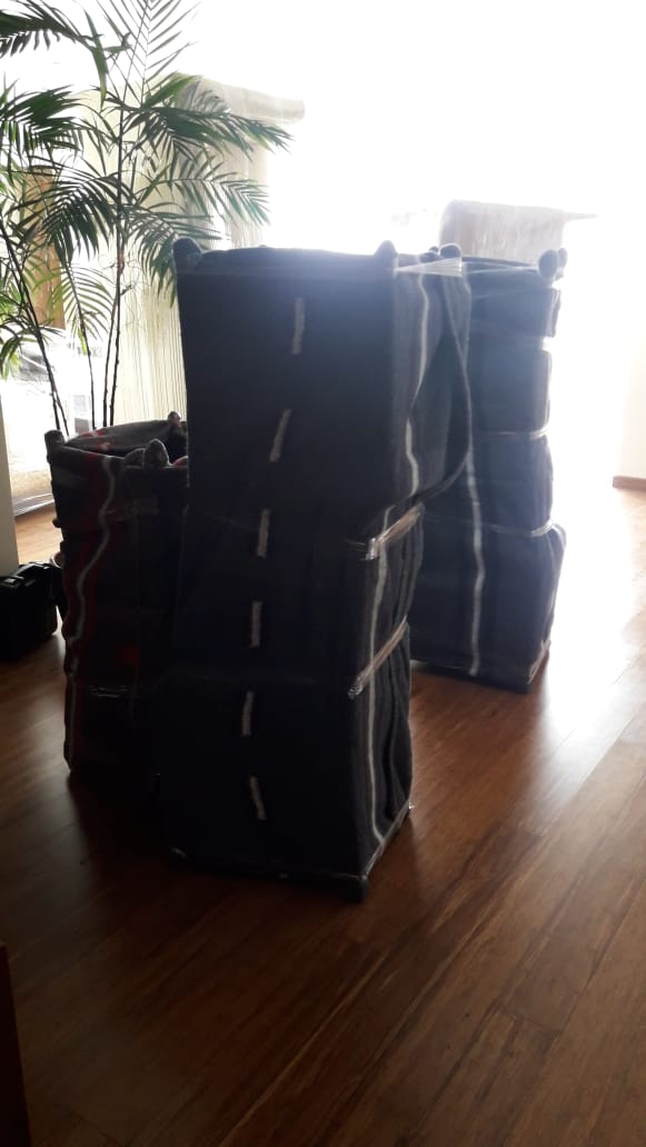 Un montón de cajas están apiladas una encima de la otra sobre un suelo de madera.