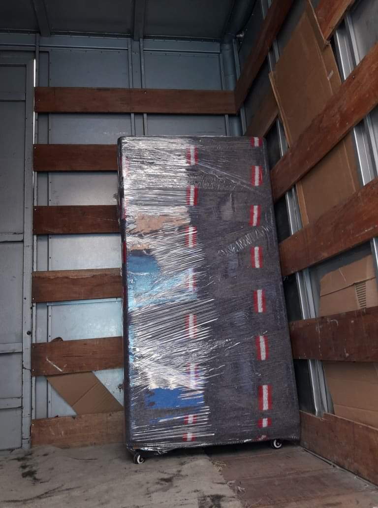 Hay un colchón en la parte trasera de un camión.