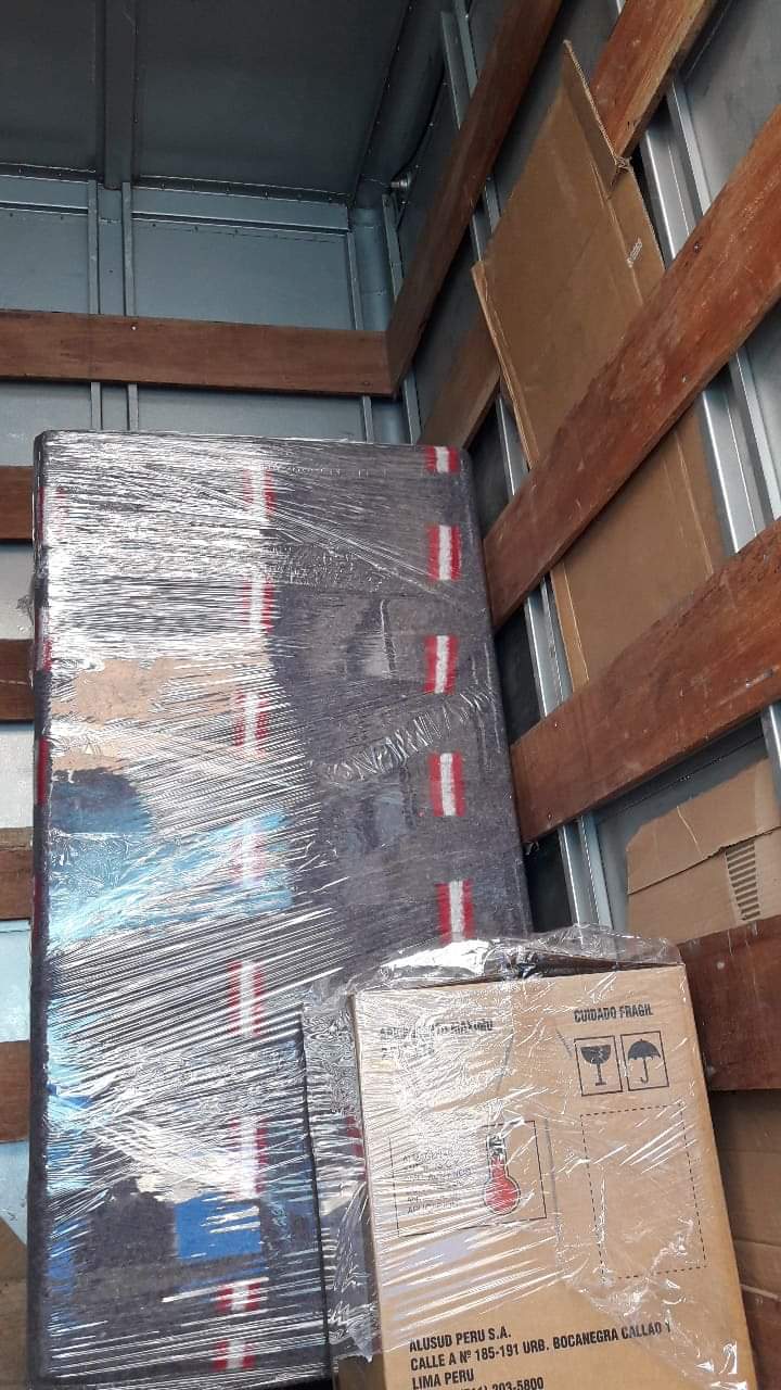 Hay un colchón en la parte trasera de un camión.