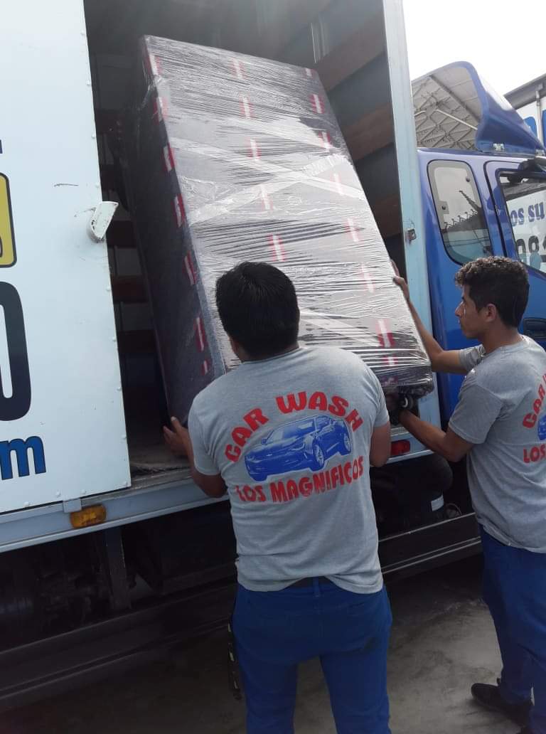 Un hombre con una camiseta que dice lavado de autos