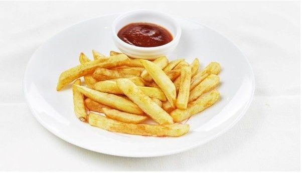 piatto di patatine fritte e salsa