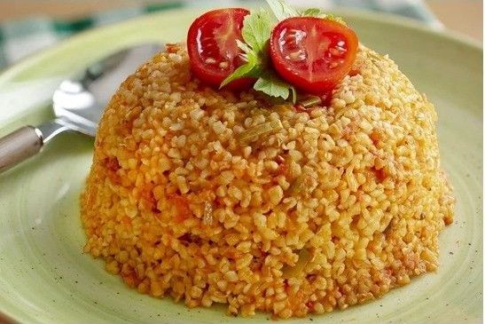 piatto di bulgur con verdure decorato con pomodorini