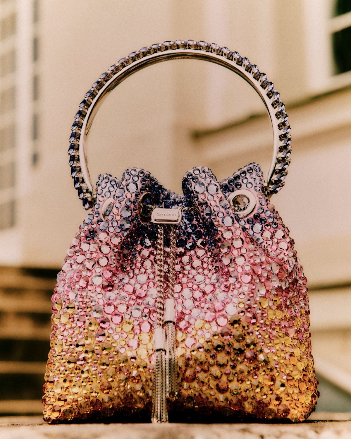 Mit Juwelen besetzte Ombre-Beuteltasche mit rundem Griff, silberner Quaste und Außenfassung.