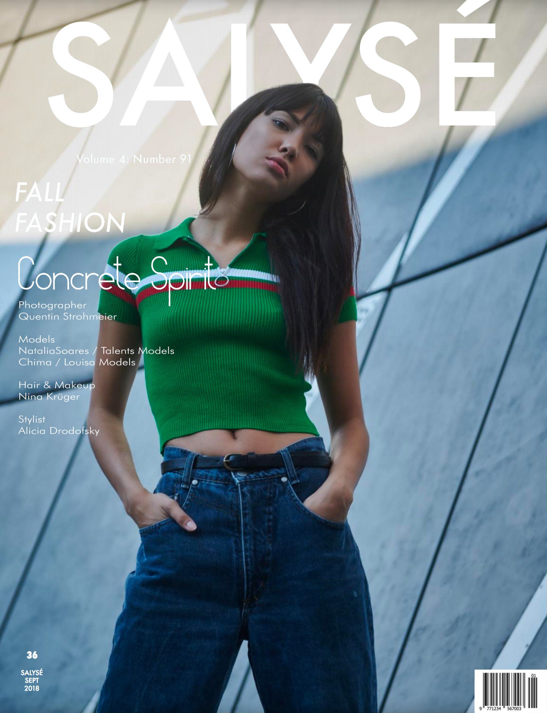 Zeitschriftencover: Frau in grünem Hemd, Jeans. Weißer Text auf blauem und grauem Hintergrund.