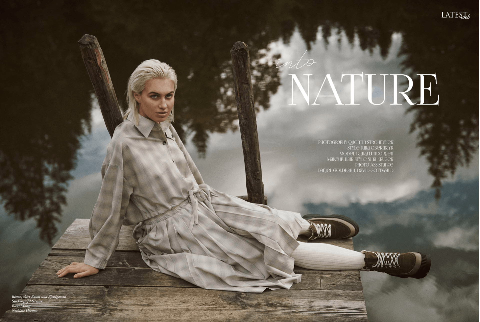 Frau in kariertem Kleid und Stiefeln posiert auf einem Holzsteg, Schlagzeile „In die Natur“.