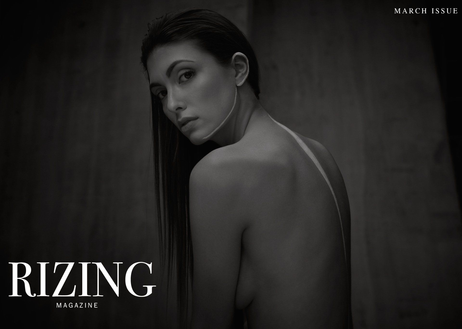 Frau mit dunklem Haar, die sich umdreht, um über ihre Schulter zu blicken, in Schwarzweiß. 