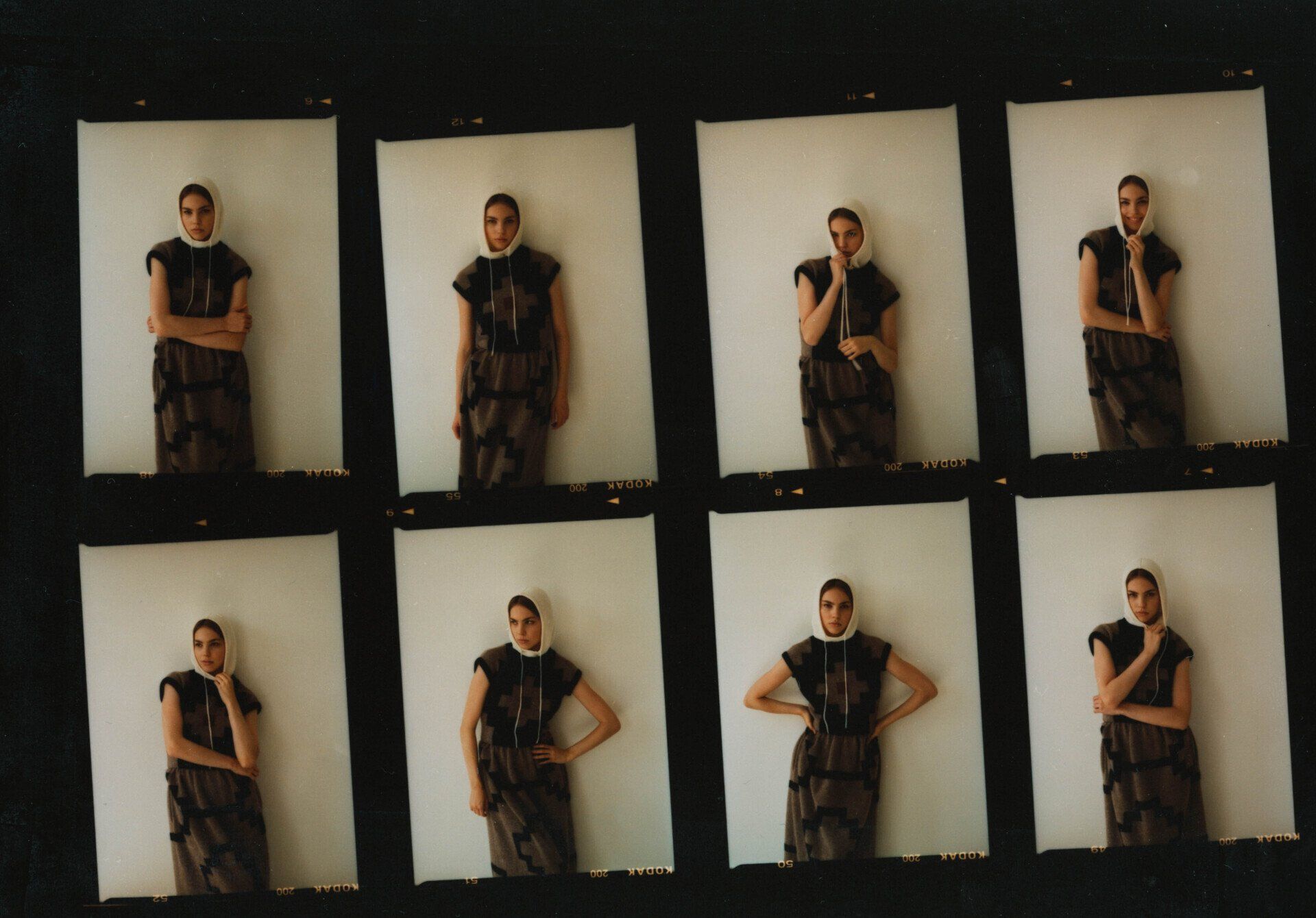 Acht Fotos einer Person in einem braun gemusterten Outfit und weißem Kragen, die vor weißem Hintergrund posiert.