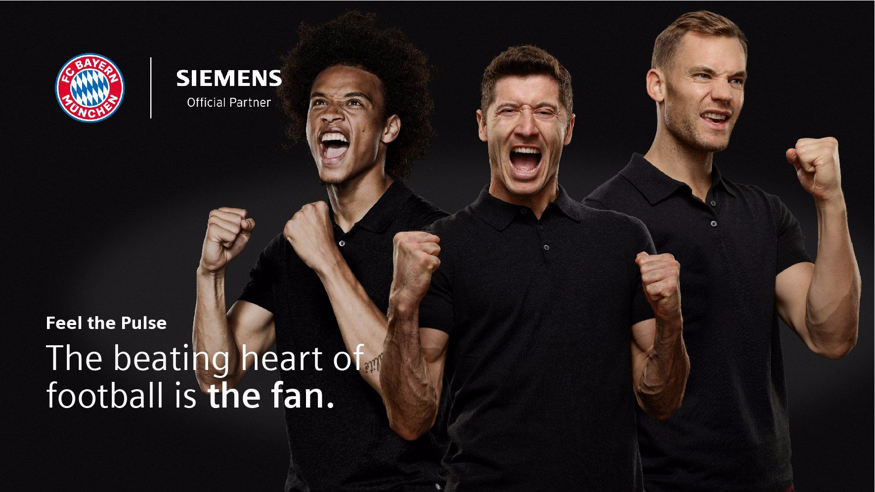 Drei Fußballspieler des FC Bayern München jubeln mit erhobenen Fäusten. Schwarze Trikots, dunkler Hintergrund. 