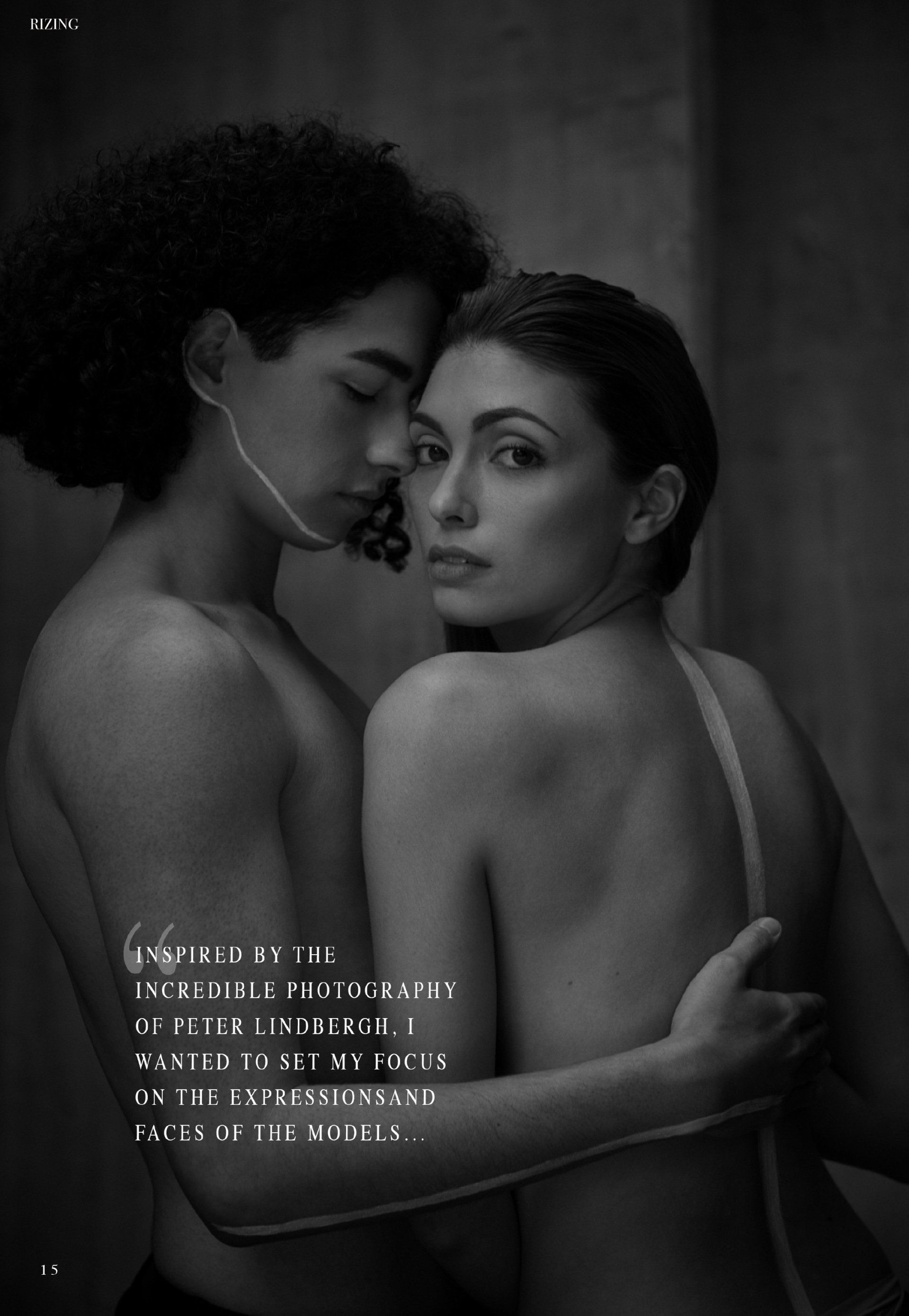 Schwarzweißfoto zweier sich umarmender Menschen; eine Lichtlinie folgt ihren Körpern.