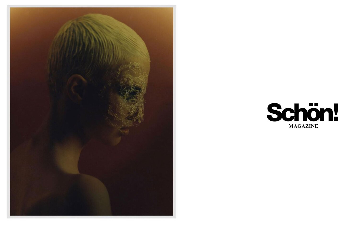 Frau mit blasser Haut und blondiertem Haar im Profil, Gesichtszüge. Dunkelroter Hintergrund. Schön! Magazin-Logo.