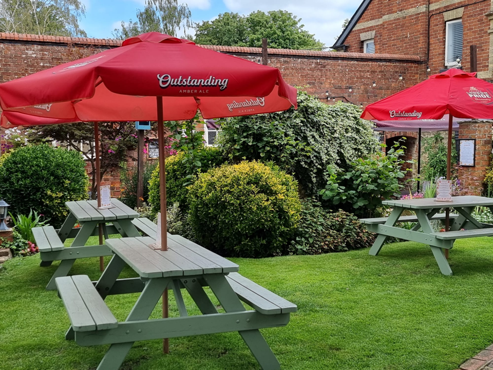 garden three horseshoes