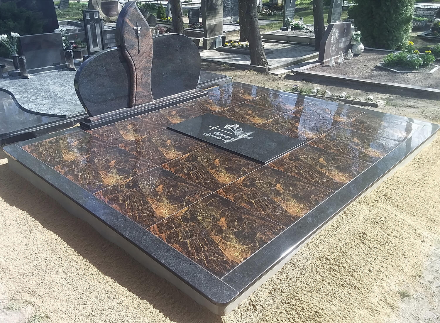 Kapavietė dengta plytelėmis