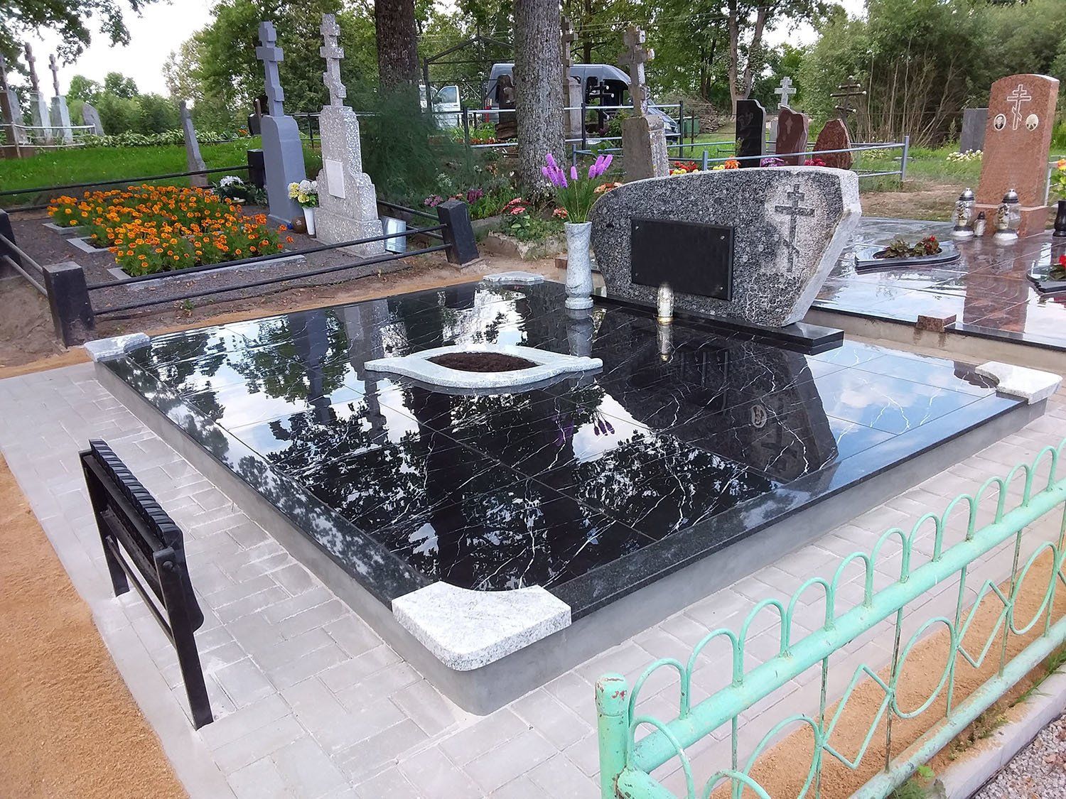 Kapavietė dengta plytelėmis