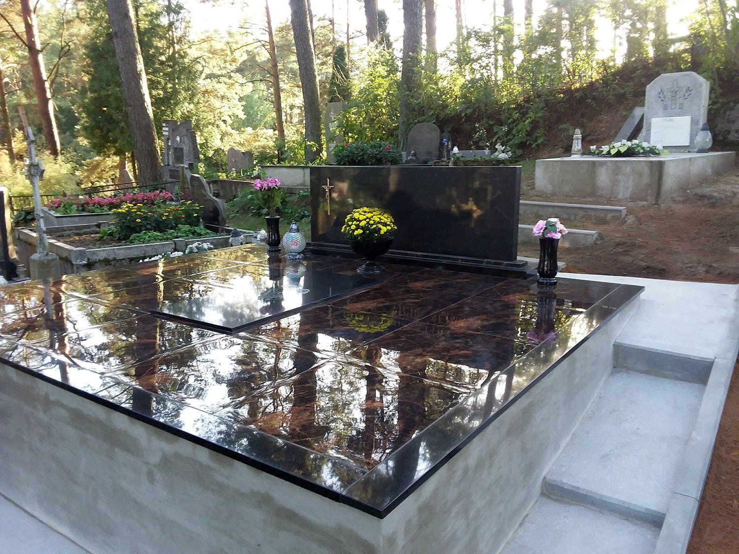 Kapavietė dengta plytelėmis