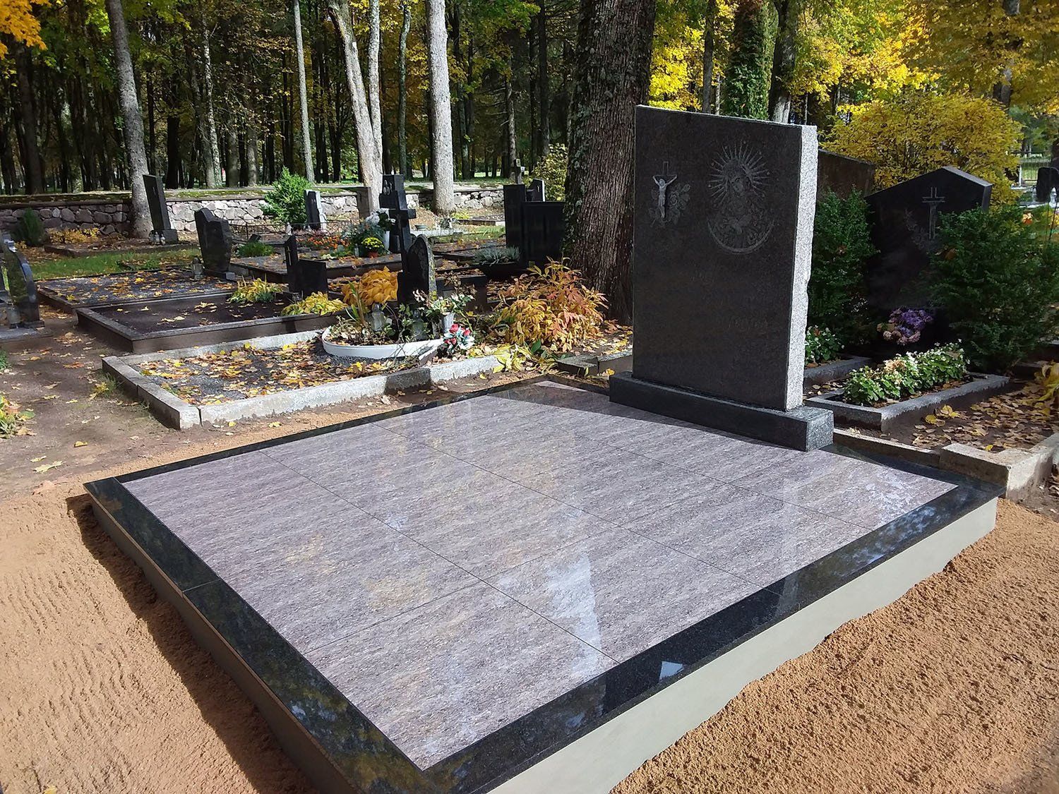 Kapavietė dengta plytelėmis