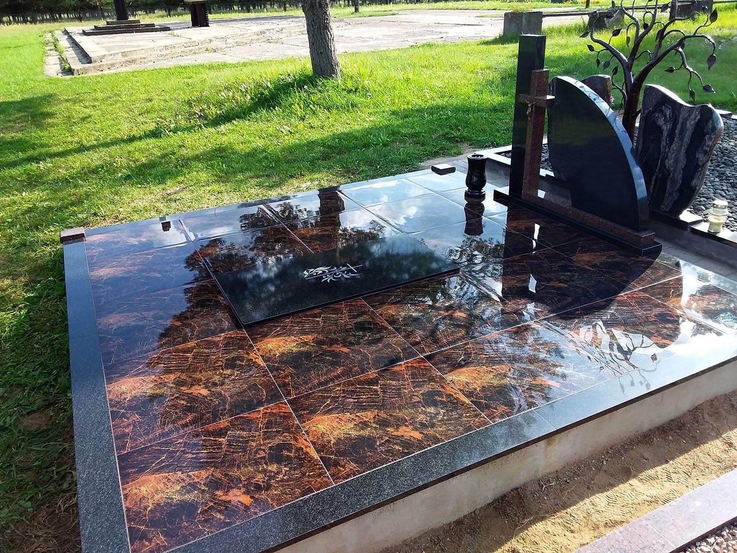 Kapavietė dengta plytelėmis