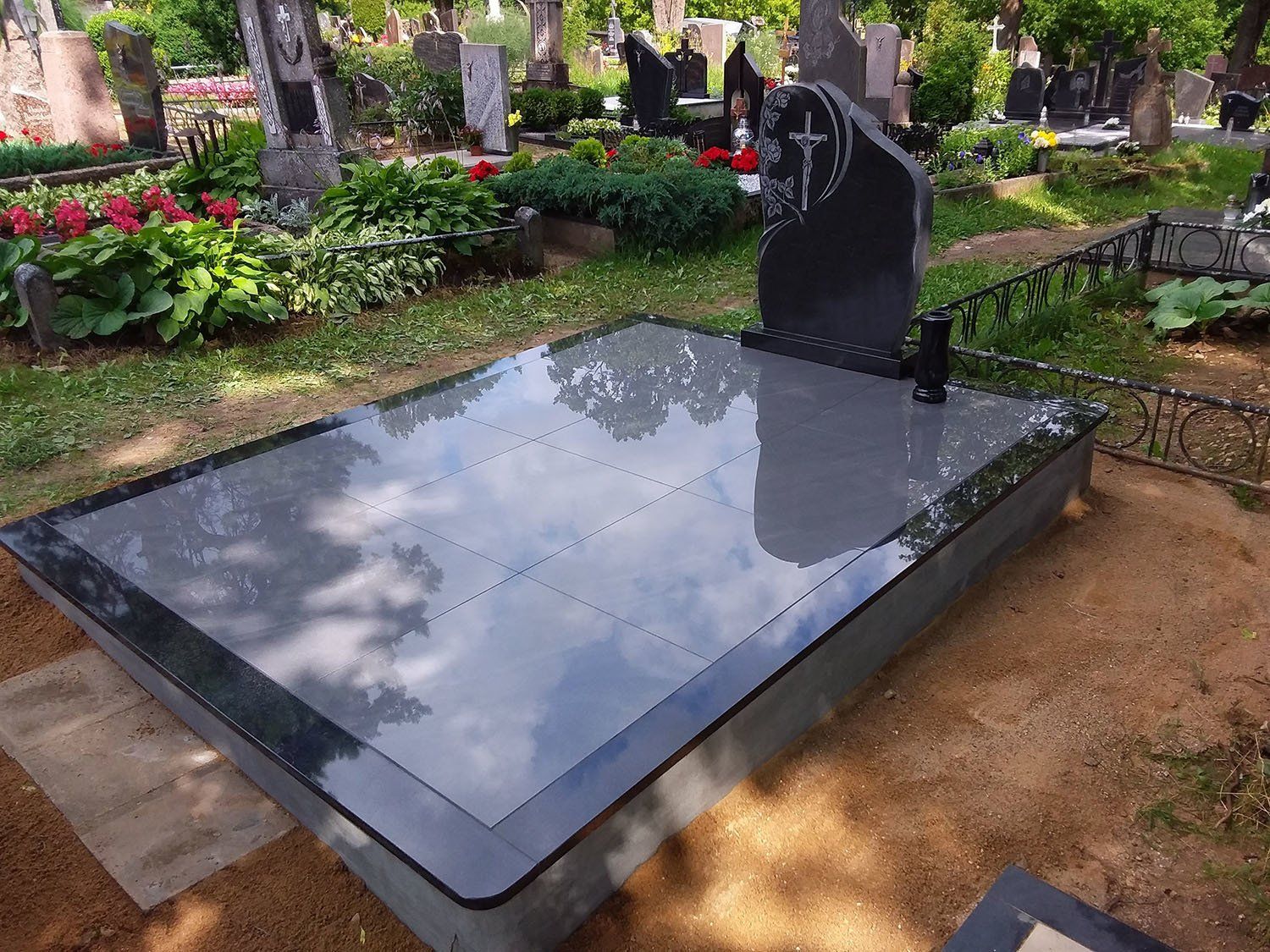 Kapavietė dengta plytelėmis