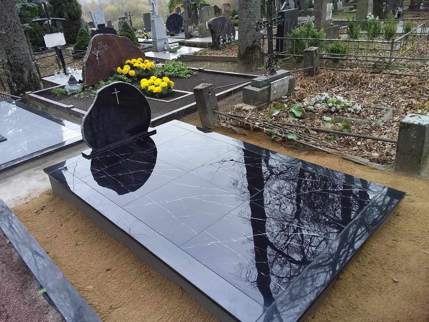 Kapavietė dengta plytelėmis