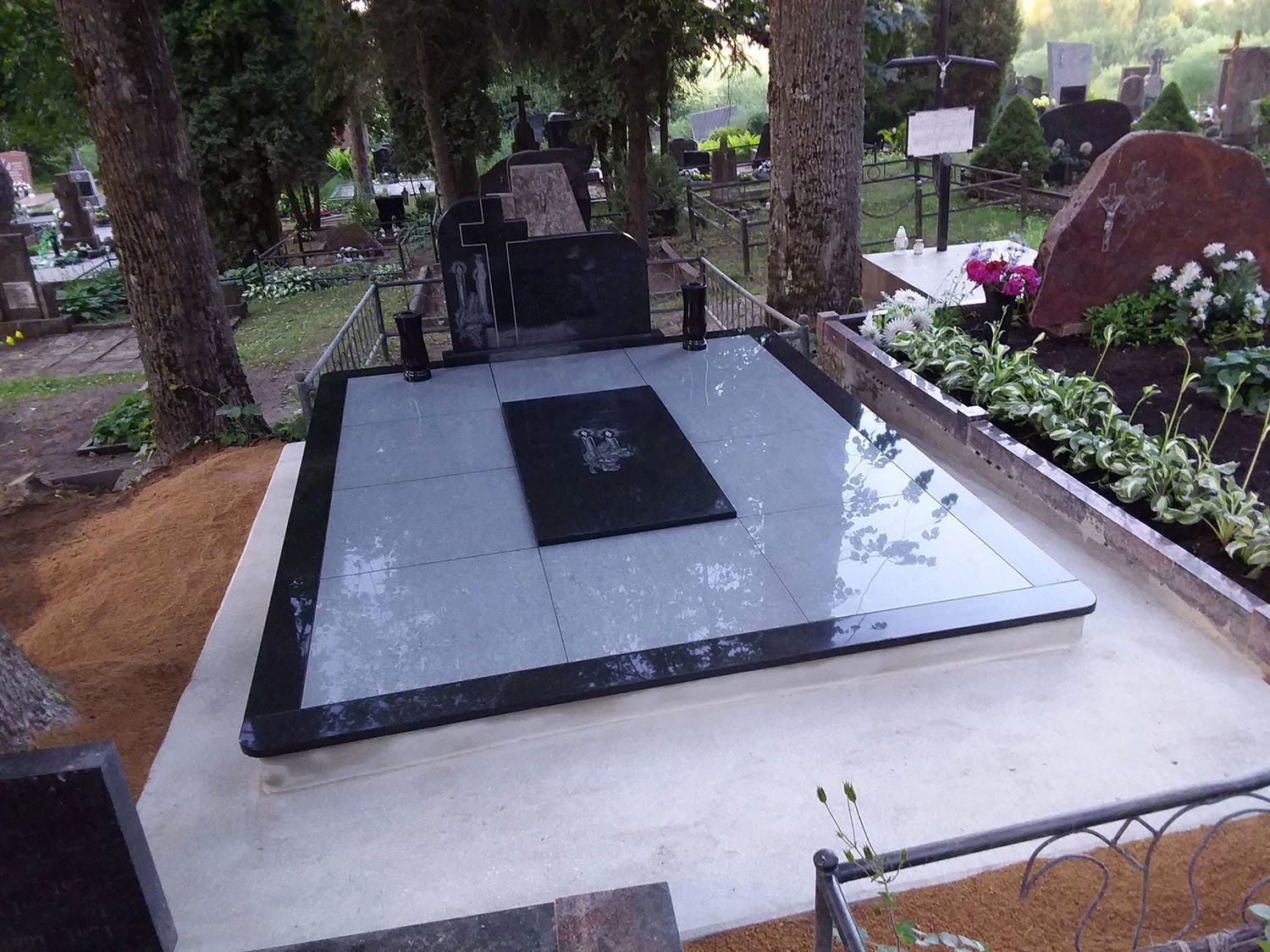 Kapavietė dengta plytelėmis