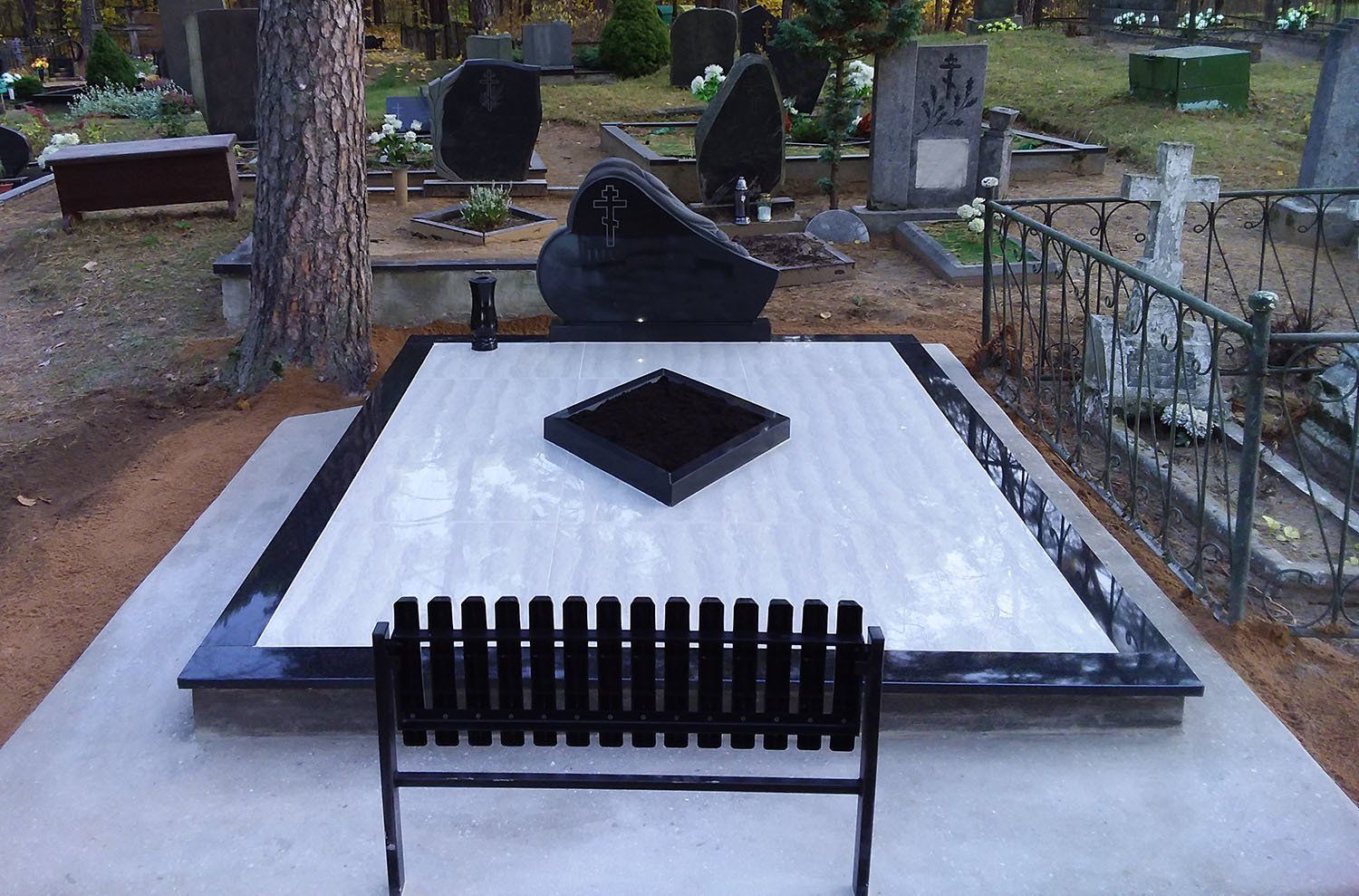 Kapavietė dengta plytelėmis