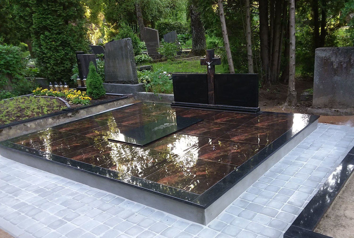 Kapavietė dengta plytelėmis