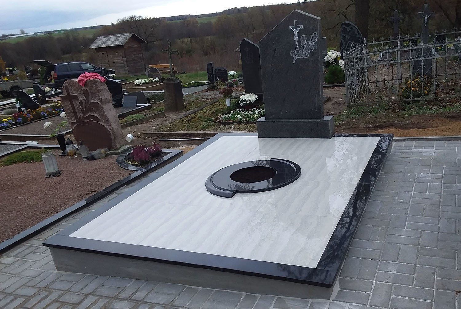 Kapavietė dengta plytelėmis