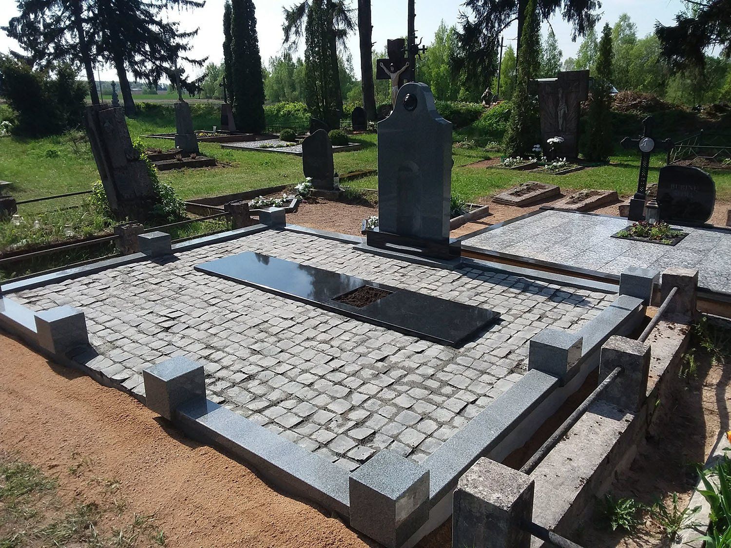 Kapavietė dengta akmens ploštėmis