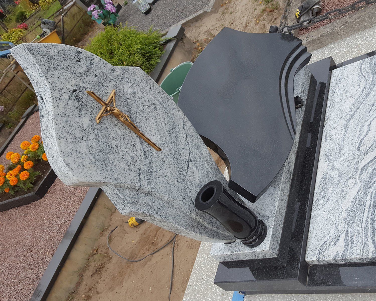 Dviejų dalių paminklas