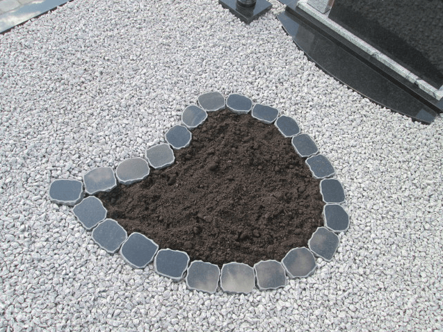 kapavietė su įrengtu gėlynu