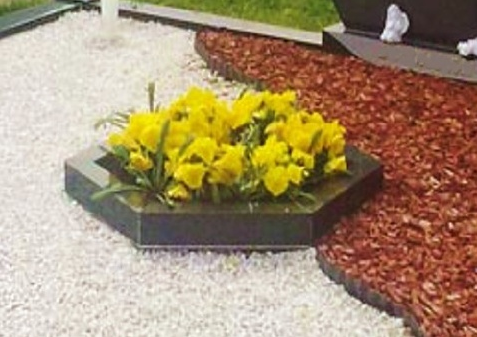 kapavietė su įrengtu gėlynu