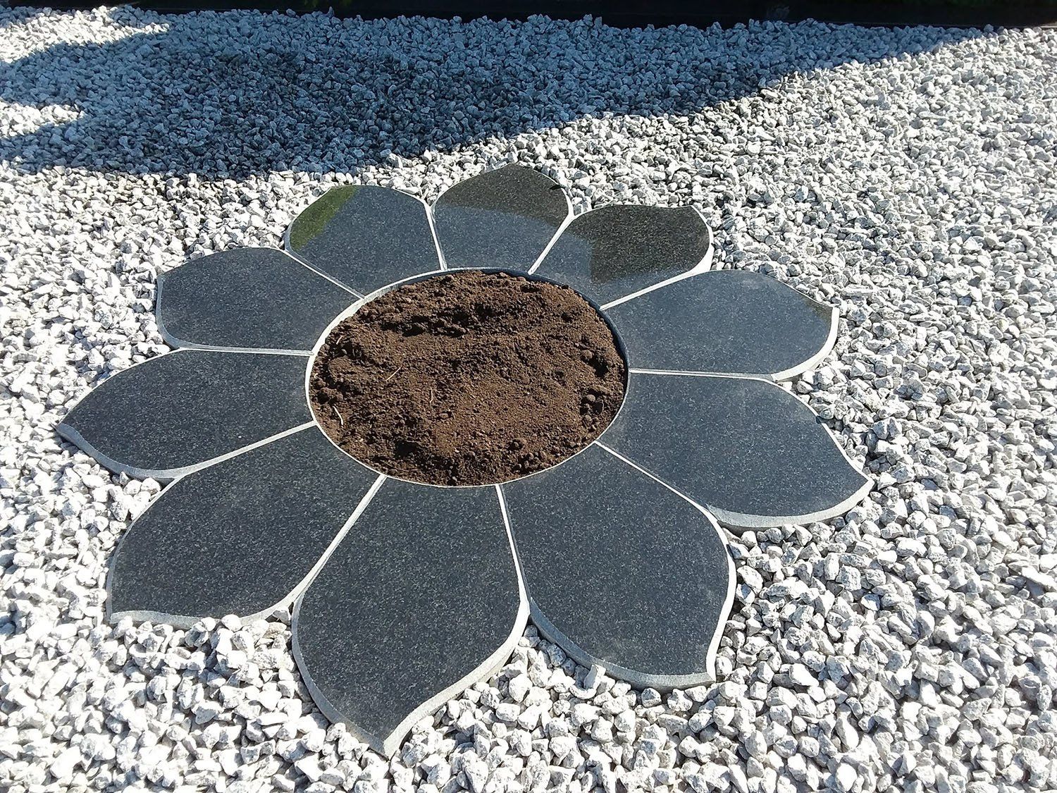 kapavietė su įrengtu gėlynu