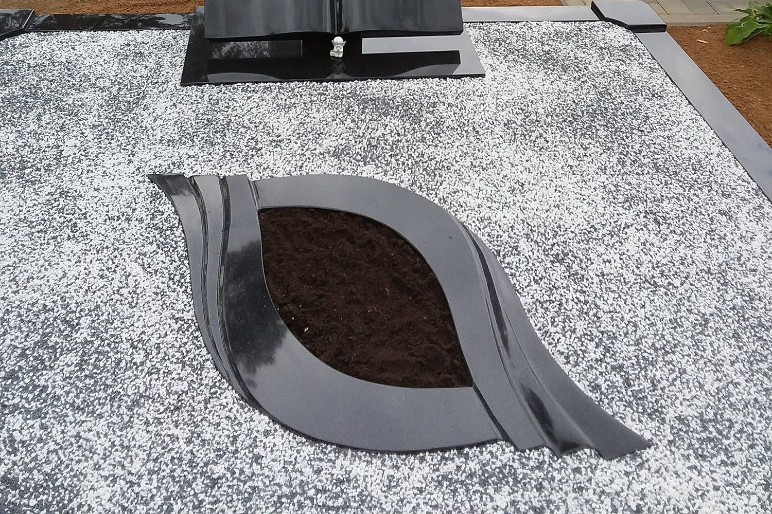 kapavietė su įrengtu gėlynu