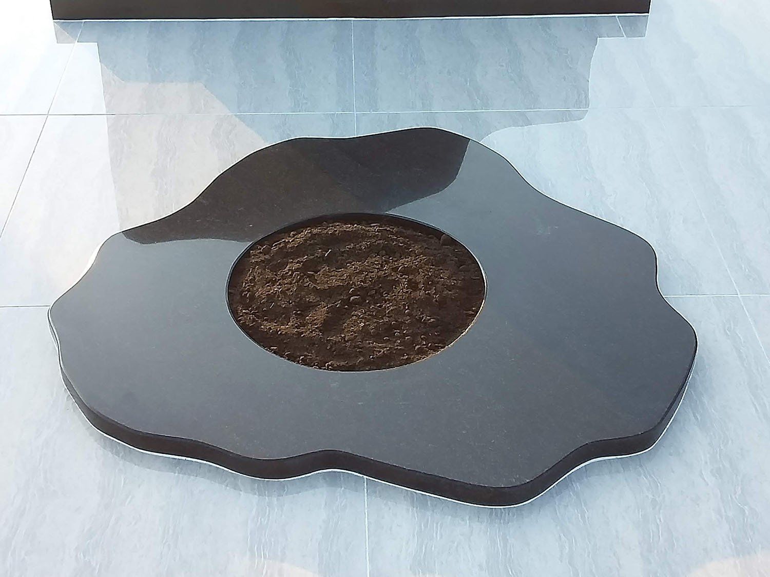 kapavietė su įrengtu gėlynu