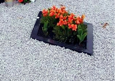 kapavietė su įrengtu gėlynu