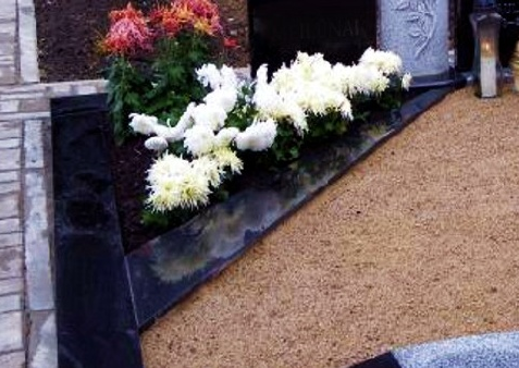 kapavietė su įrengtu gėlynu