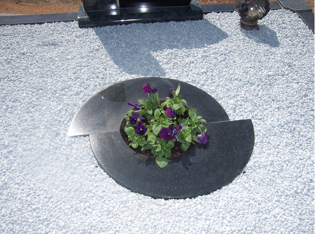 kapavietė su įrengtu gėlynu