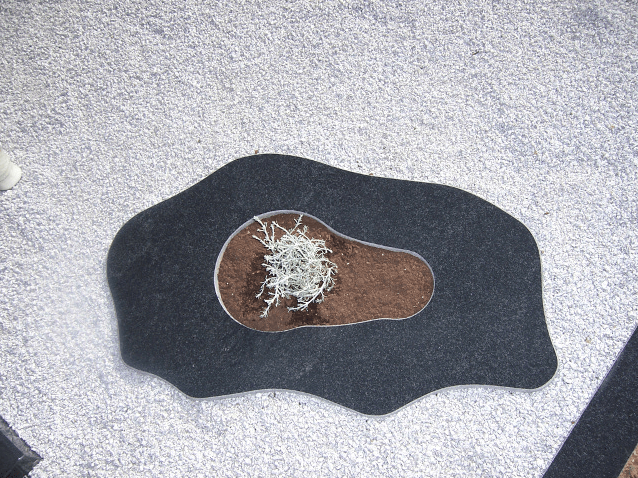 kapavietė su įrengtu gėlynu