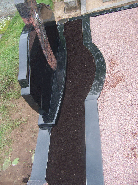 kapavietė su įrengtu gėlynu