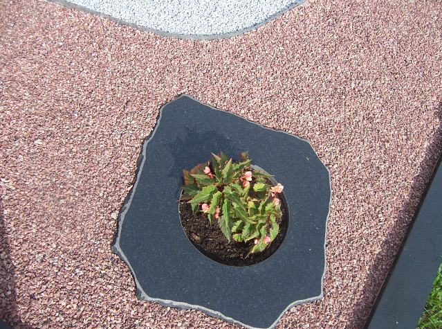 kapavietė su įrengtu gėlynu