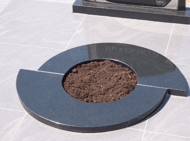 kapavietė su įrengtu gėlynu