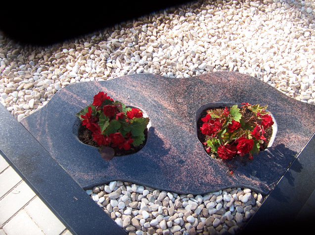 kapavietė su įrengtu gėlynu