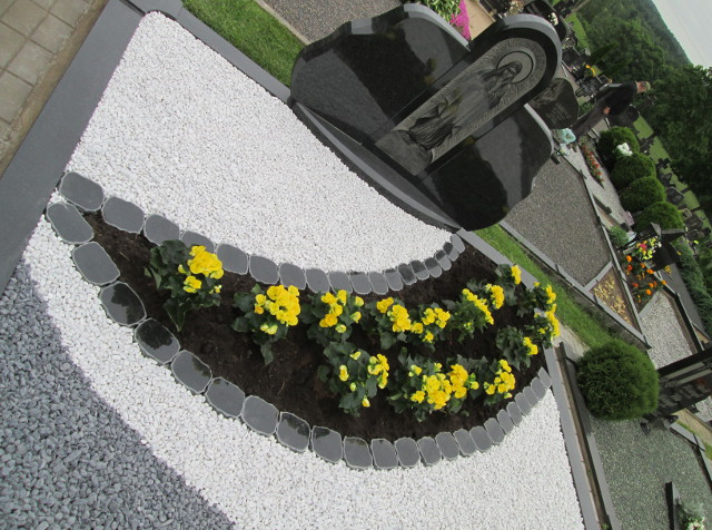 kapavietė su įrengtu gėlynu