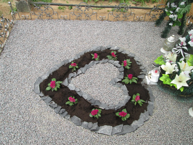 kapavietė su įrengtu gėlynu