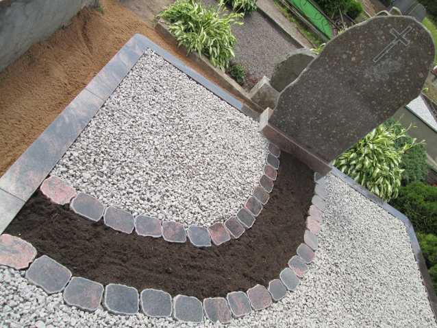 kapavietė su įrengtu gėlynu