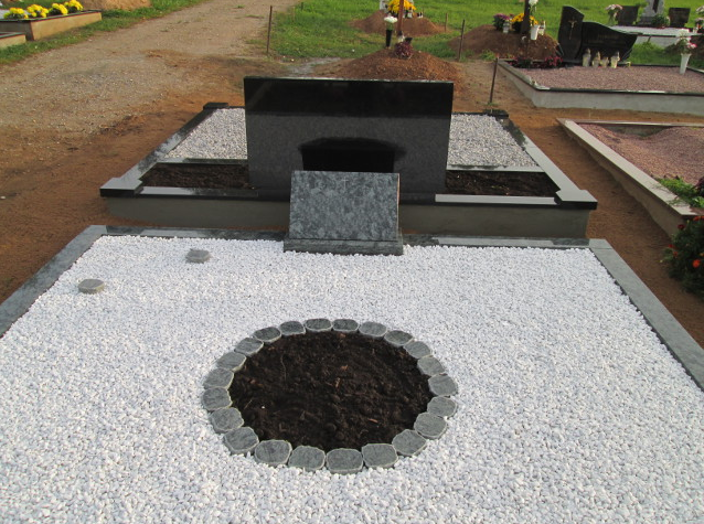 kapavietė su įrengtu gėlynu