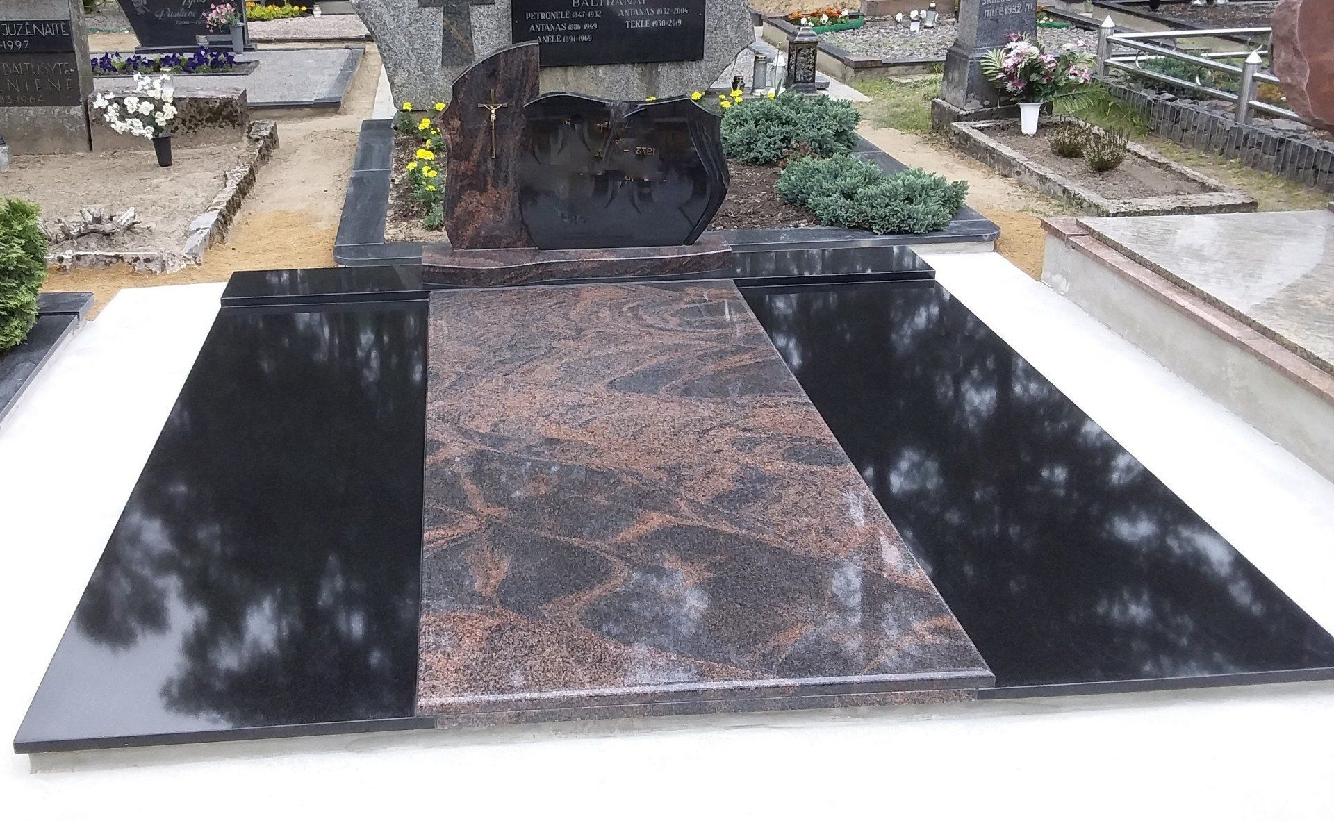 Kapavietė dengta akmens plošte