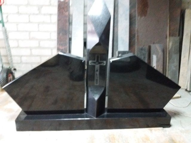 Triju daliu paminklas