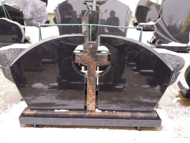 Triju daliu paminklas