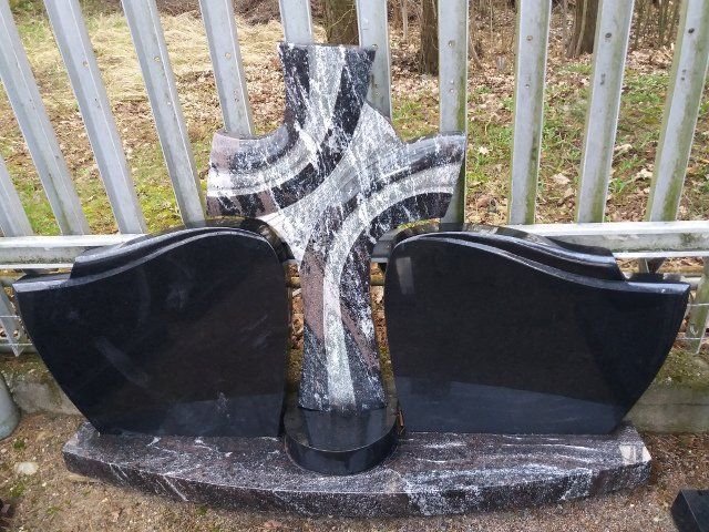 Triju daliu paminklas